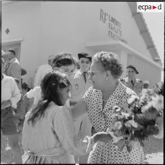 Tizi-Ouzou. Madame Lacoste salue les enfants.