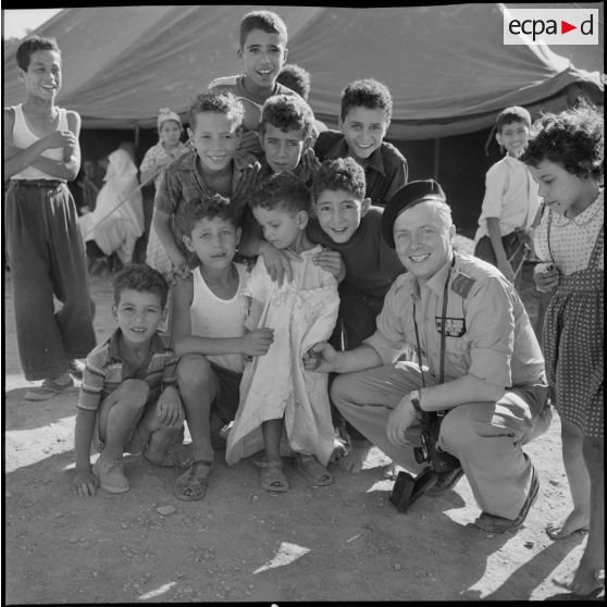 Maison-Carrée. Portrait d'un groupe d'enfants avec le photographe Zygmond Michalowski.