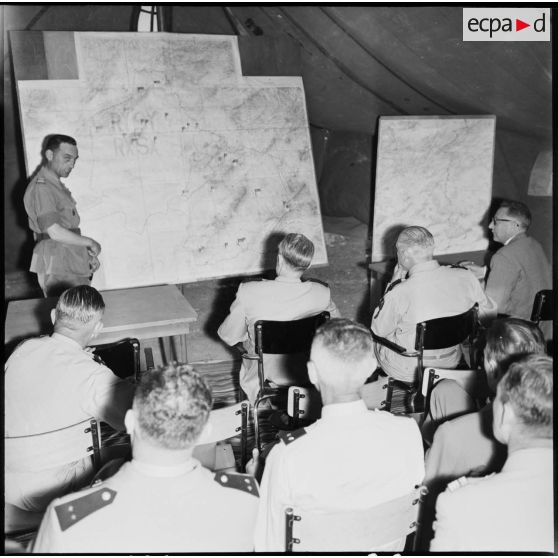 Aïn Beida. Le colonel Lemasson fait un exposé de la situation.