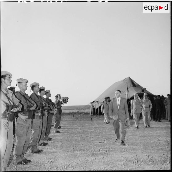 Aïn Beida. Revue des troupes par André Morice.