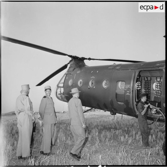 Aïn Beida. Le ministre de la défense nationale et sa suite s'apprêtent à monter dans un hélicoptère.