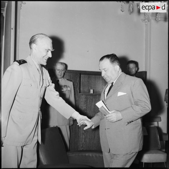 Constantine. Robert Lacoste est accueilli par le général Ely.