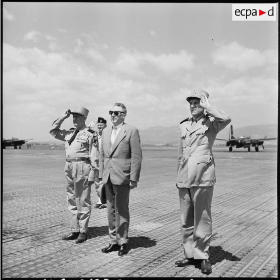 Aéroport de Bône. Arrivée du ministre André Morice.