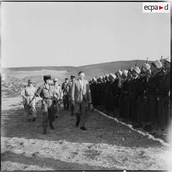 Malala. Revue des troupes par André Morice.