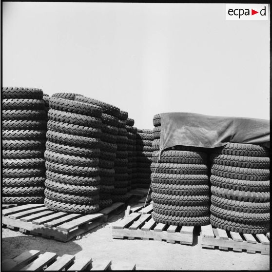 Dépôt de matériel près d'Alger.