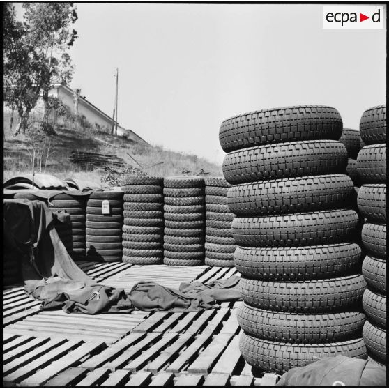 Dépôt de matériel près d'Alger.