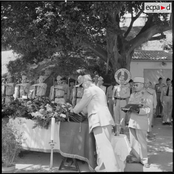 Alger. Le cercueil du capitaine Portman est décoré.