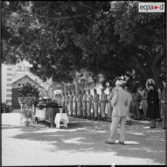 Alger. Le cercueil du capitaine Portman est amené dans la chapelle ardente.