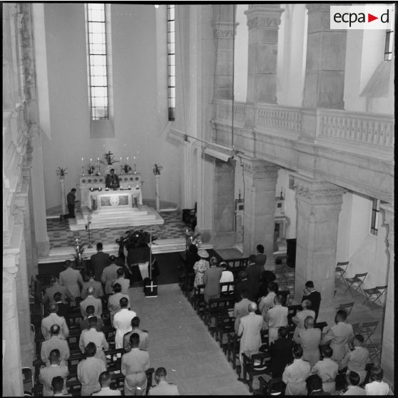 Alger. Office religieux dans la chapelle ardente.