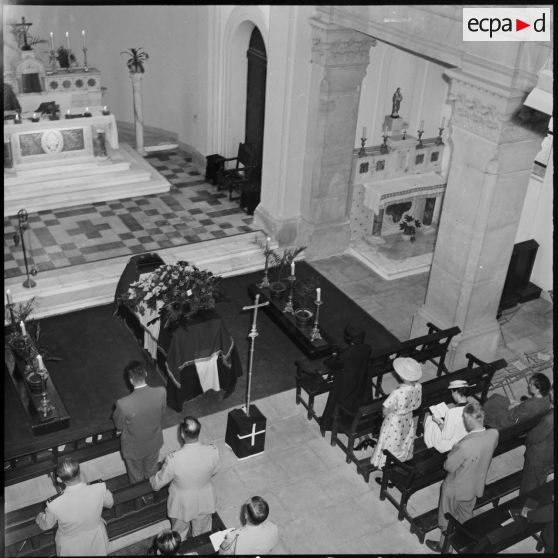 Alger. Office religieux dans la chapelle ardente.