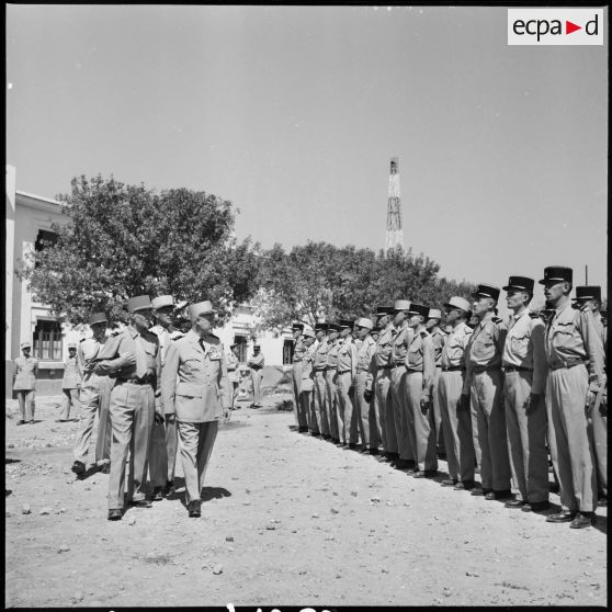 Maison-Carrée. Les officiers généraux passent les élèves en revue.