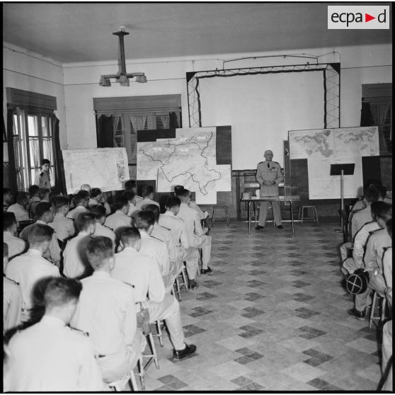 Maison-Carrée. Présentation du général Salan.