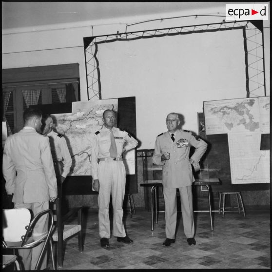 Maison-Carrée. Présentation du général Allard par le général Raoul Salan.