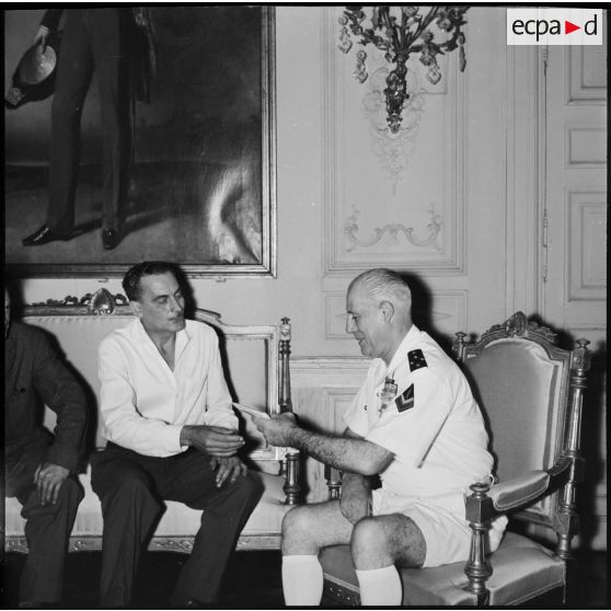 Alger. Le général Salan reçoit une somme d'argent de la part de l'ASM Berre.