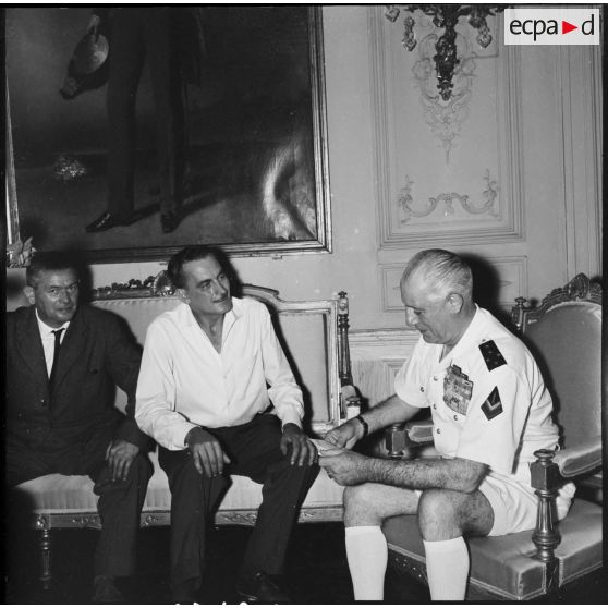 Alger. Le général Salan reçoit une somme d'argent de la part de l'ASM Berre.