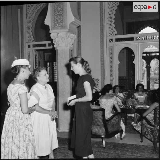 Alger. Cocktail organisé pour des étudiantes d'une section administrative urbaine (SAU) chez Mme Robert Lacoste.