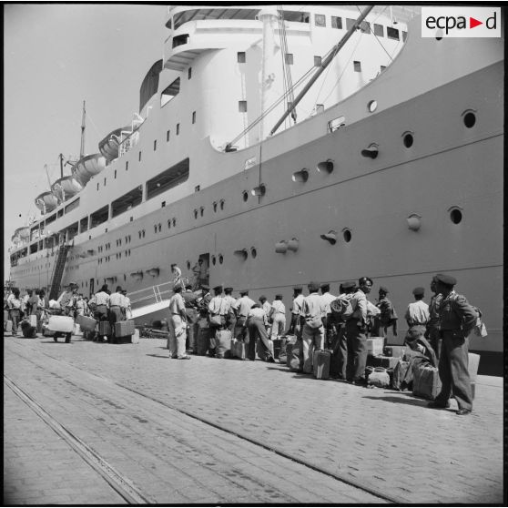 Alger. Embarquement de tirailleurs.