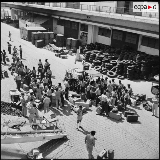 Alger.Embarquement de tirailleurs.