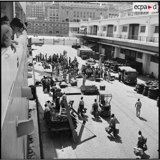 Alger. Embarquement de tirailleurs.
