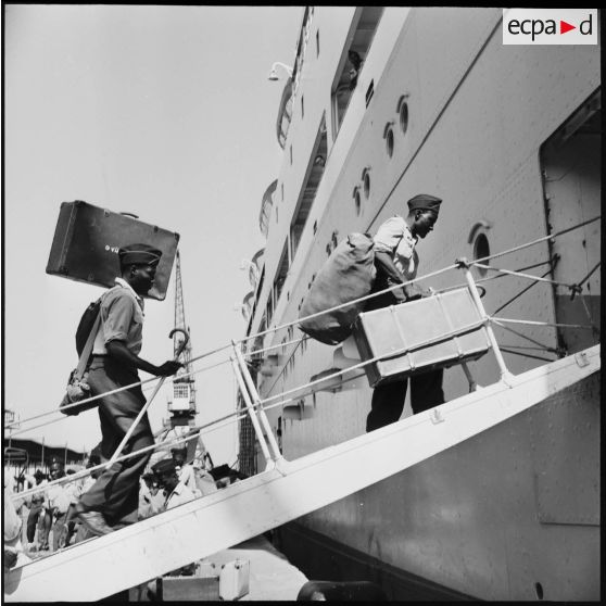 Alger. Embarquement sur le "Jean Mermoz".