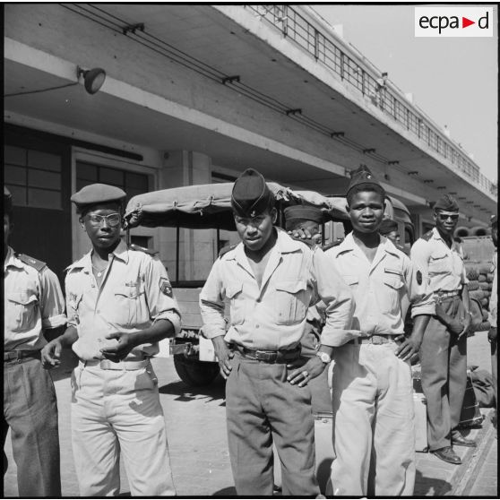 Alger. Portrait d'un groupe de tirailleurs.
