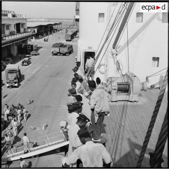 Alger. Tirailleurs sur le "Jean Mermoz".