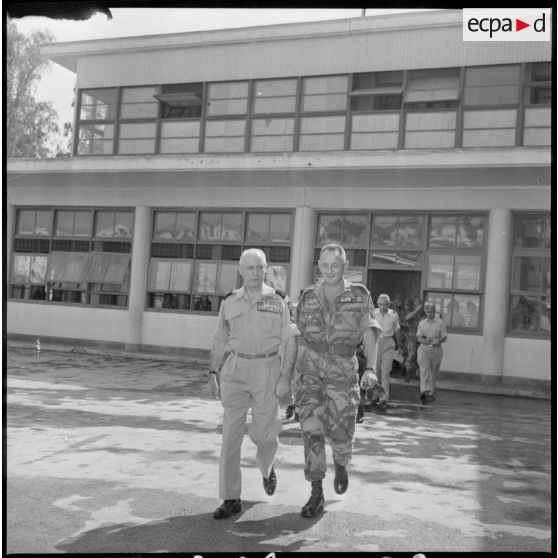 Alger. Le général Salan en visite au 3e régiment de parachutistes coloniaux (RPC) du colonel Bigeard.