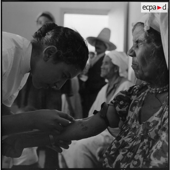 Equipe médico-sociale rurale itinérante dans la région d'Orléansville.