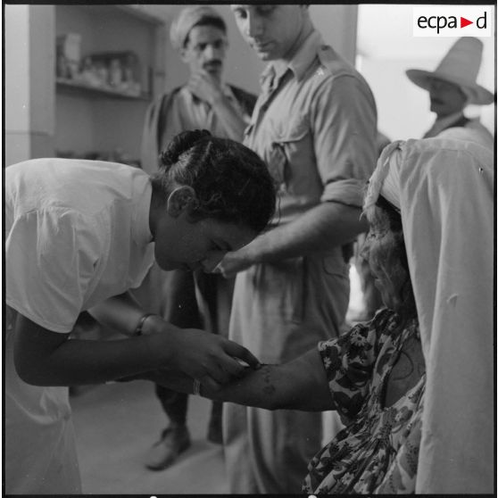 Equipe médico-sociale rurale itinérante dans la région d'Orléansville.