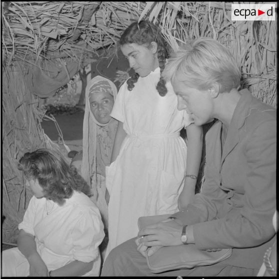 Equipe médico-sociale rurale itinérante (EMSI) en visite dans une mechta.