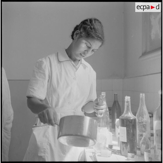 Equipe médico-sociale rurale itinérante dans la région d'Orléansville.