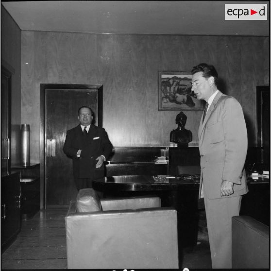 Le ministre de l'Algérie Robert Lacoste dans son bureau.