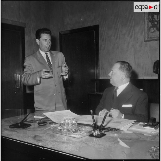 Le ministre de l'Algérie Robert Lacoste dans son bureau.