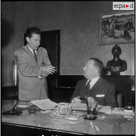 Le ministre de l'Algérie Robert Lacoste dans son bureau.