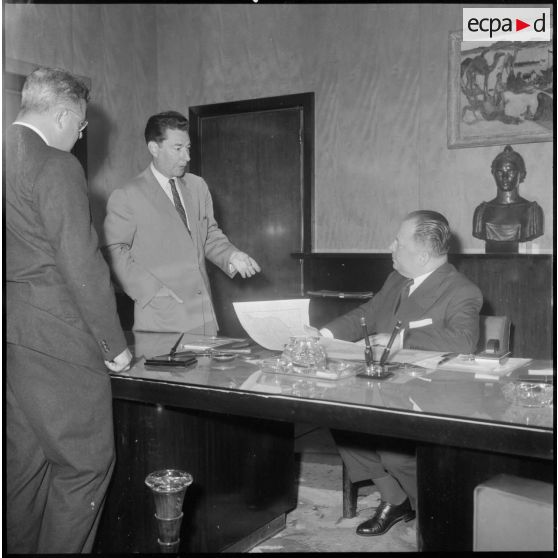 Le ministre de l'Algérie Robert Lacoste dans son bureau.