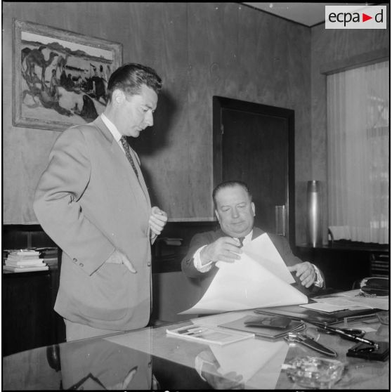 Le ministre de l'Algérie Robert Lacoste dans son bureau.