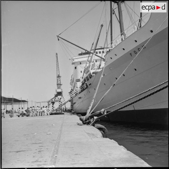 Le cargo Foch dans le port d'Alger.