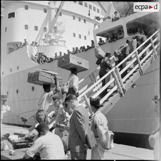 Alger. Embarquement sur le croiseur Foch.