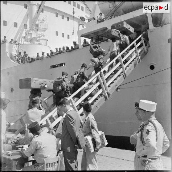 Alger. Embarquement sur le croiseur Foch.