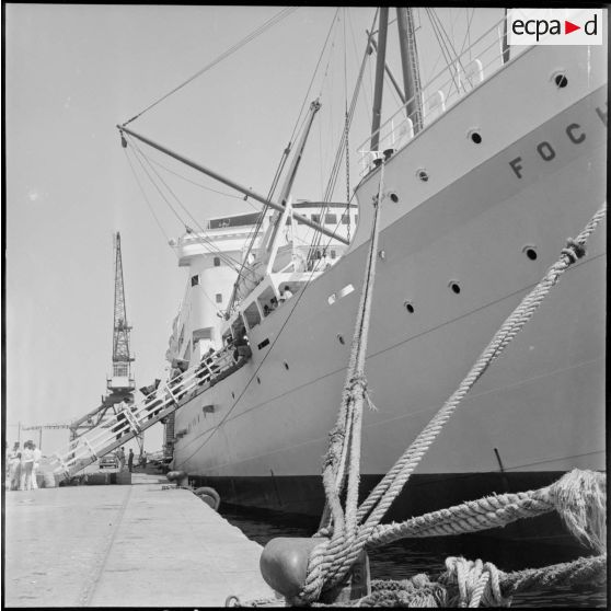 Le cargo Foch dans le port d'Alger.