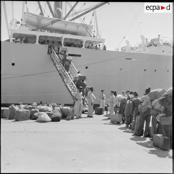 Alger. Embarquement sur le croiseur Foch.