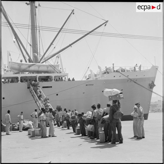 Alger. Embarquement sur le croiseur Foch.