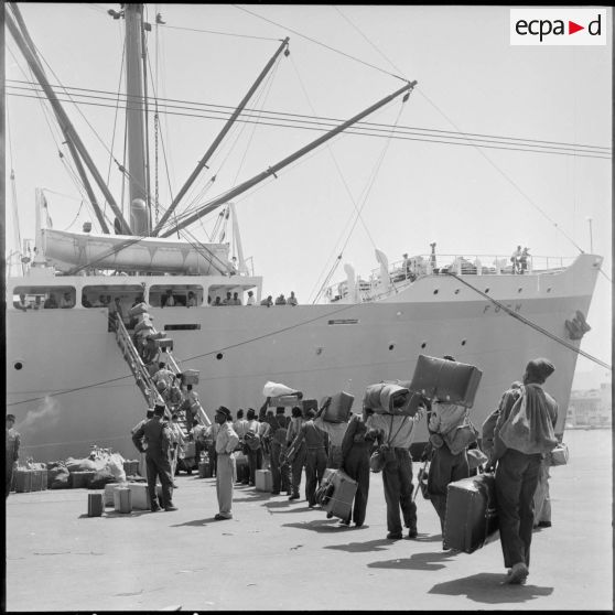 Alger. Embarquement sur le croiseur Foch.