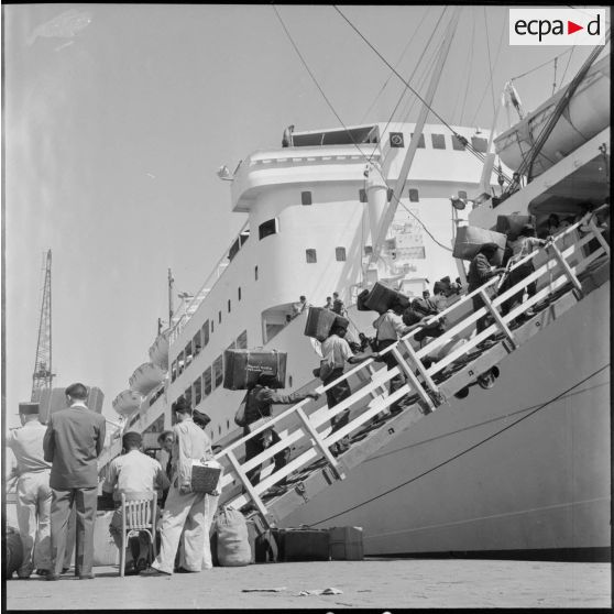 Alger. Embarquement sur le croiseur Foch.