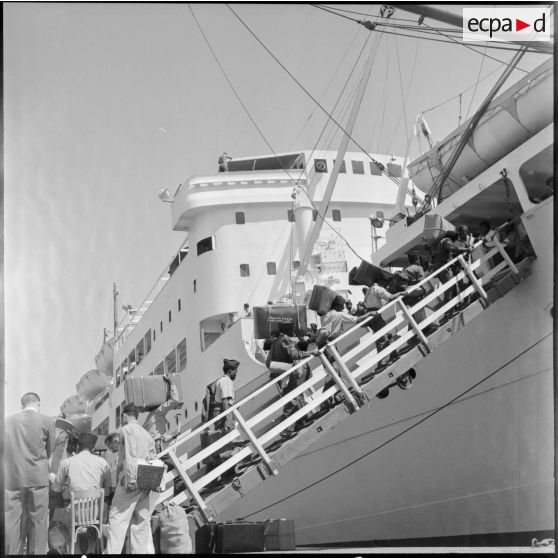 Alger. Embarquement sur le croiseur Foch.
