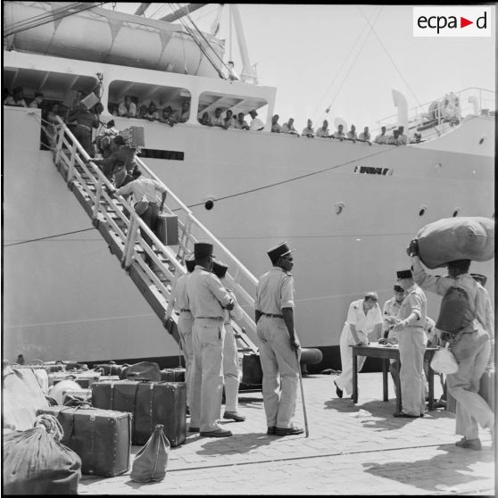 Alger. Embarquement sur le croiseur Foch.
