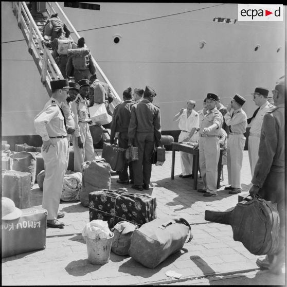 Alger. Embarquement sur le croiseur Foch.