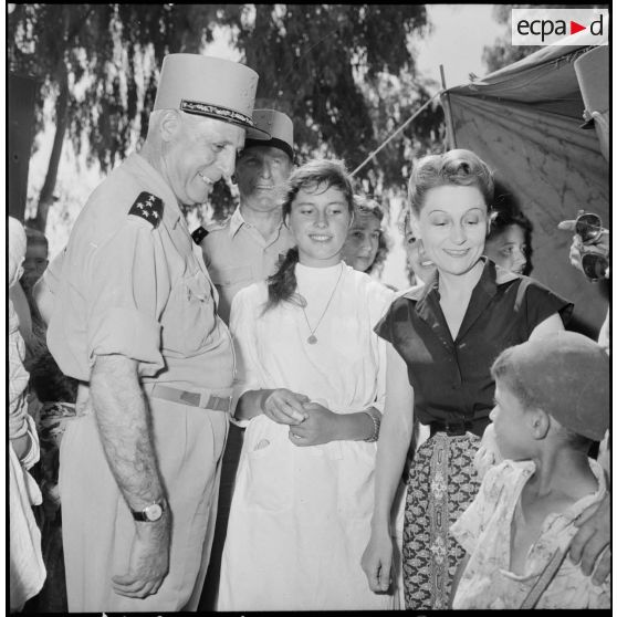 Le général d'armée Raoul Salan et son épouse au douar des Medjajas.