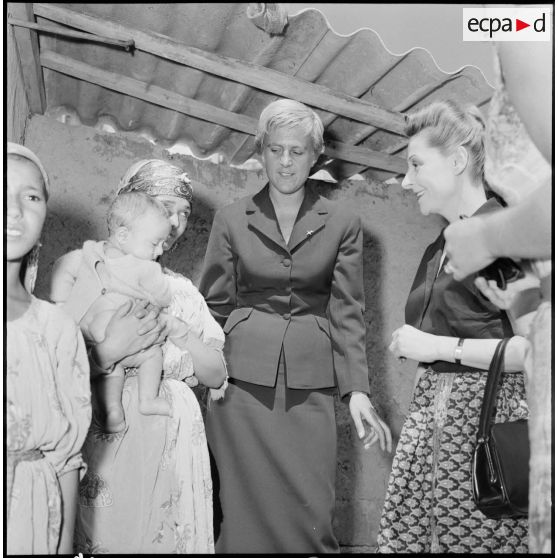 Madame Salan en visite au douar des Medjajas.