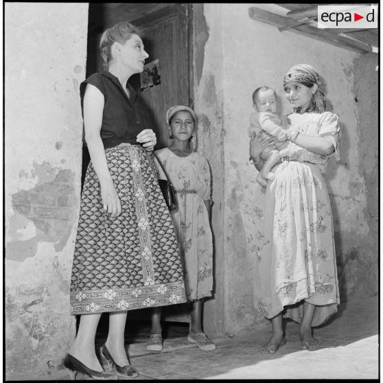 Madame Salan en visite au douar des Medjajas.